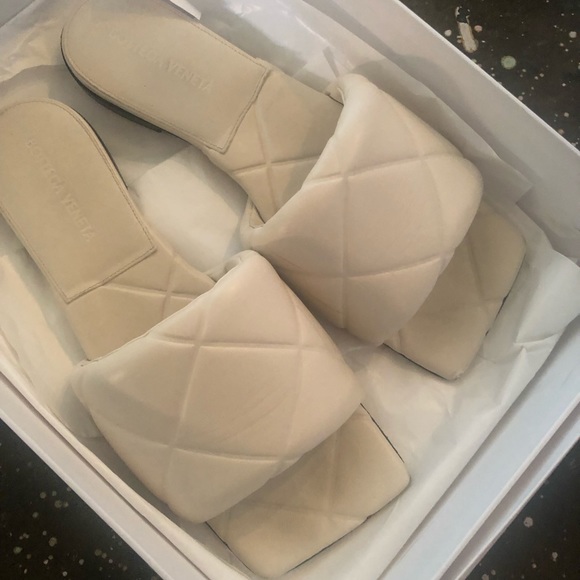 Bottega Veneta BV Rubber Lido Sandals Sea Salt Cream Leather Slides 37.5 $760 - Picture 4 of 8